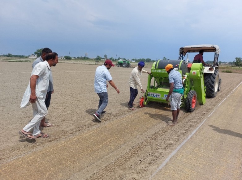 ਪਿੰਡ ਕੋਟ ਫਤੂਹੀ ਵਿਖੇ ਖੇਤਾਂ ਵਿੱਚ ਪੀ.ਏ.ਯੂ. ਮੈਟ ਟਾਇਪ ਨਰਸਰੀ ਸੀਡਰ ਨਾਲ ਮੈਟ ਤਿਆਰ ਕਰਦੇ ਹੋਏ ਪਿੰਡ ਕੋਟ ਫਤੂਹੀ ਵਿਖੇ ਖੇਤਾਂ ਵਿੱਚ ਪੀ.ਏ.ਯੂ. ਮੈਟ ਟਾਇਪ ਨਰਸਰੀ ਸੀਡਰ ਨਾਲ ਮੈਟ ਤਿਆਰ ਕਰਦੇ ਹੋਏ